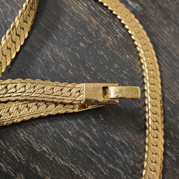 Vintage Gold tone heringbone thick chain necklace - Picture 5 of 8